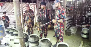 কাপ্তাইয়ে দেশিয় মদ তৈরির কারখানায় বিজিবির অভিযান, বিপুল সরঞ্জাম জব্দ